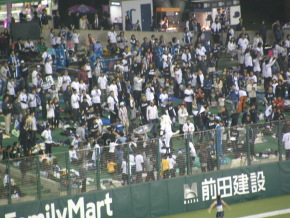 西武ドーム三塁側 埼玉西武ファンたちの応援